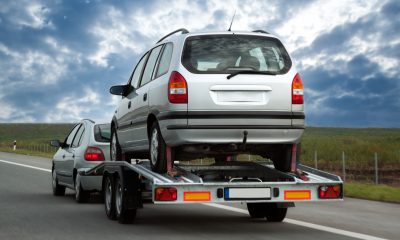 Laweta z samochodem. najwięcej samochodów sprowadzamy z Niemiec. Coraz więcej kupujemy w salonach. Statystyki na pierwszy kwartał 2017 roku.