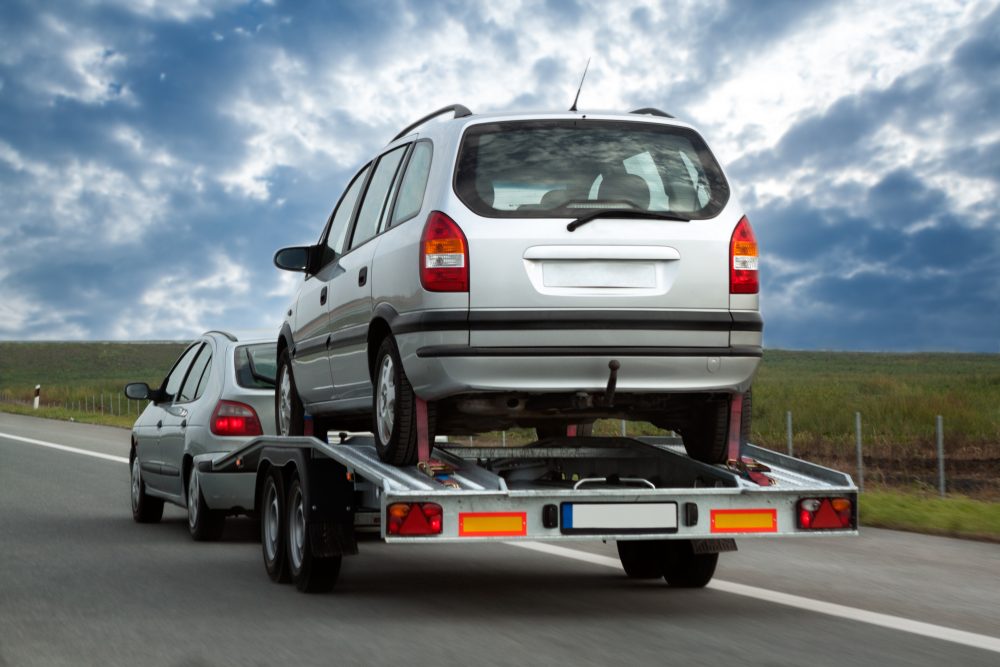 Laweta z samochodem. najwięcej samochodów sprowadzamy z Niemiec. Coraz więcej kupujemy w salonach. Statystyki na pierwszy kwartał 2017 roku.