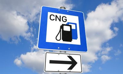 Znak stacji tankowania CNG na tle błękitnego nieba. Sprężony gaz ziemny jako ekologiczne, alternatywne, paliwo samochodowe.