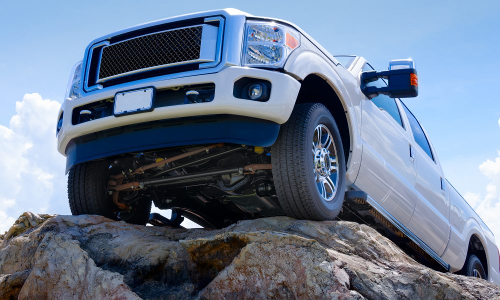 Biała terenówka stojąca na skałach. Offroad na ramie to prawdziwy offroad. Prawdziwa przygoda. Prawdziwy offroad tylko z samochodami na ramie.