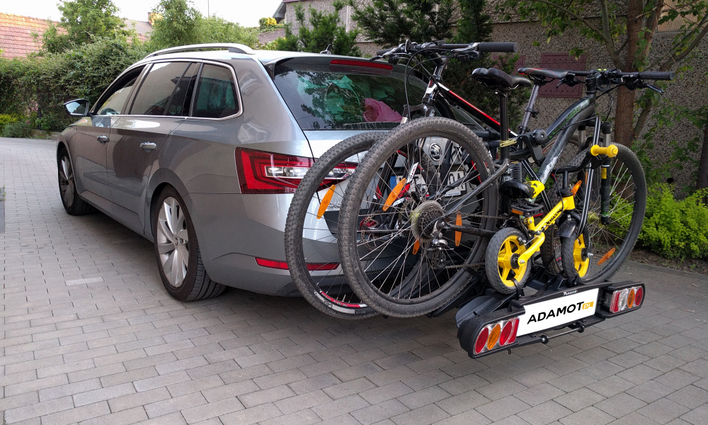 Bagażnik rowerowy montowany na kuli haka holowniczego do Skody Superb Kombi 3 generacji. Adamot.pl