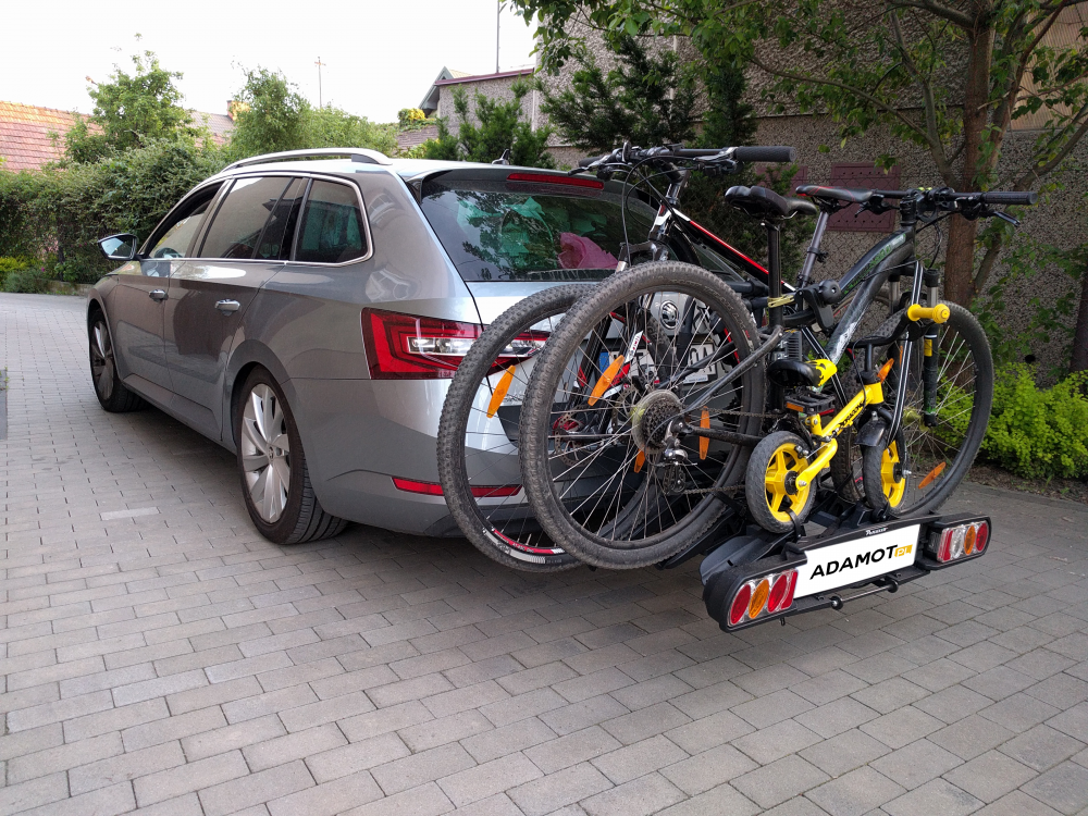 Bagażnik rowerowy montowany na kuli haka holowniczego do Skody Superb Kombi 3 generacji. Adamot.pl