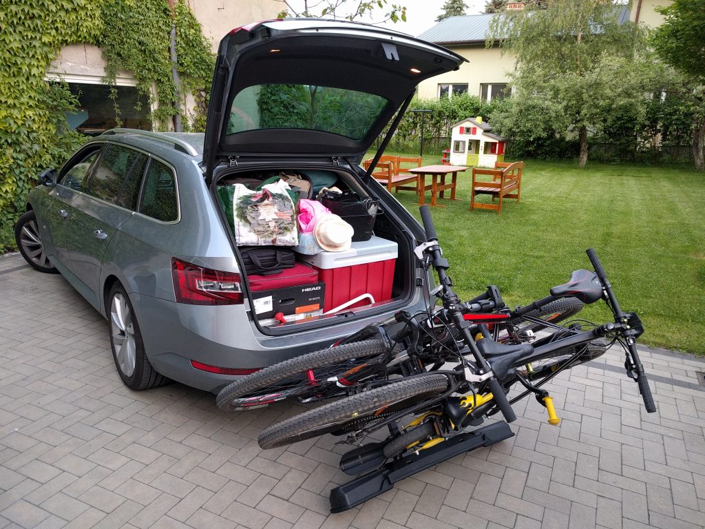 Odchylany bagażnik rowerowy na kulę haka holowniczego. Automatycznie wypinany hak Steinhof. Skoda Superb 3 generacji