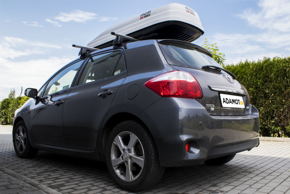 Prezentacja Toyoty Auris I z belkami dachowymi i bagaznikiem dachowym. Gotowa do drogi!