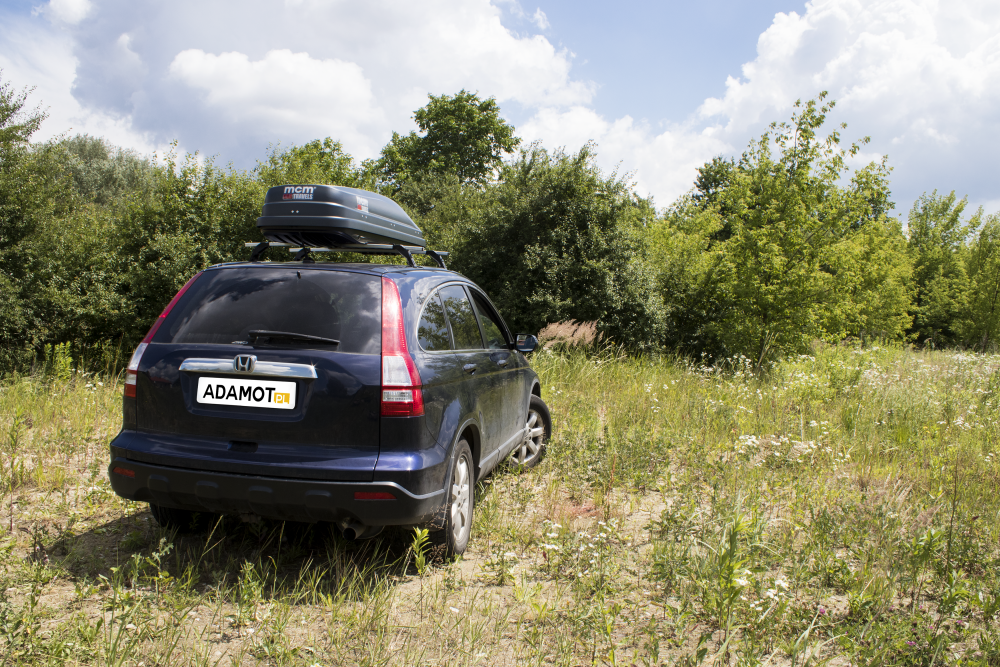 Box dachowy Magic 400 w kolorze grafitowym komponuje sie idealnie z granatowym odcieniem Hondy CR-V wersja amerykańska.
