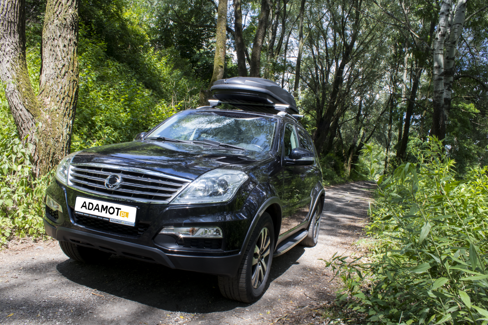 Prezentacja boxa dachowego na dachu samochodu. Antracytowy box komponuje się idealnie z głęboka czernią Rextona.