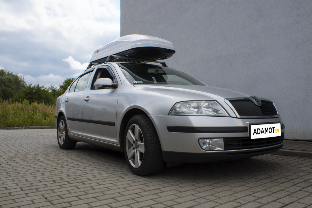 Z nami przewieziesz wszystko swoim samochodem. Tak jak Skoda Octavia II z boxem dachowym Hakr.