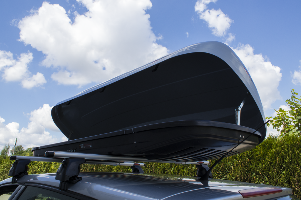 Otwierany dwustronnie box dachowy na dachu VW Polo