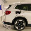 Zdjęcie elektrycznego BMW, podłączonego do ładowarki