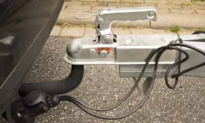 Przyczepa podłączona do haka. Podłączona wiązka elektryczna